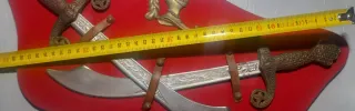 Placca decorativa  medievale, 2 scimitarre ed elmo
