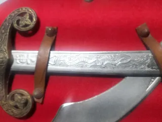 Placca decorativa  medievale, 2 scimitarre ed elmo