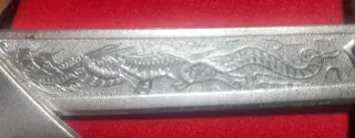 Placca decorativa  medievale, 2 scimitarre ed elmo