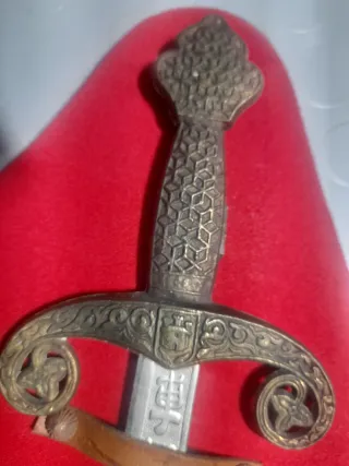 Placca decorativa  medievale, 2 scimitarre ed elmo