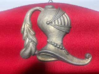 Placca decorativa  medievale, 2 scimitarre ed elmo