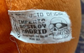 Cojín cilíndrico naranja con calavera