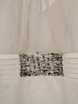 Vestido de fiesta plateado y blanco