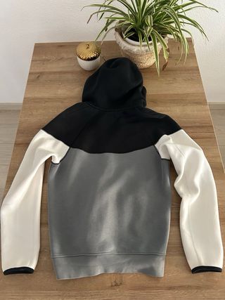 Giacchetta Nike Tech nera, bianca e grigia