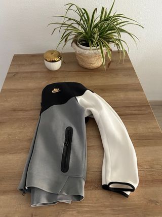 Giacchetta Nike Tech nera, bianca e grigia