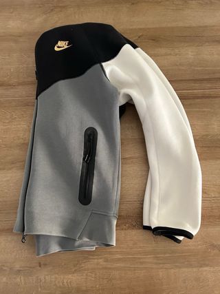 Giacchetta Nike Tech nera, bianca e grigia