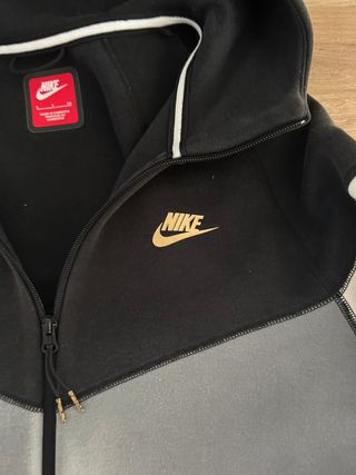 Giacchetta Nike Tech nera, bianca e grigia