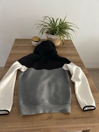 Giacchetta Nike Tech nera, bianca e grigia