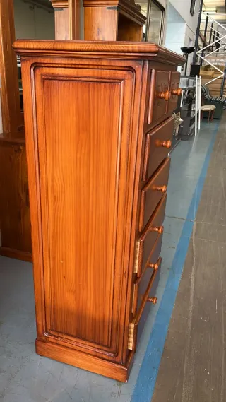 Chifonier de madera con múltiples cajones