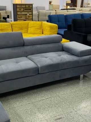 Sofá chaise longue gris con patas NUEVO