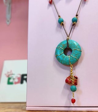 Conjunto collar y aretes turquesa y coral