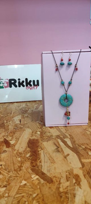 Conjunto collar y aretes turquesa y coral