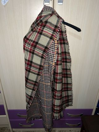 Bufanda larga cuadros beige y rojo