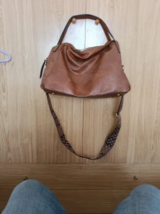 Bolso de cuero marrón con correa multicolor