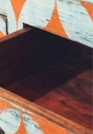 Aparador de madera con diseño geométrico