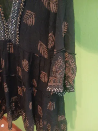 Blusa negra con estampado de hojas