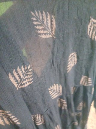 Blusa negra con estampado de hojas