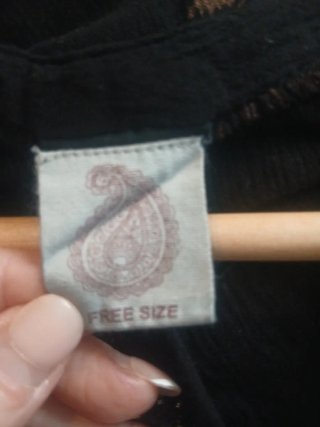 Blusa negra con estampado de hojas