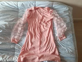 Vestido rosa con mangas de flores. Sin estrenar