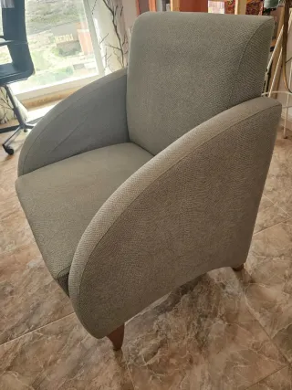 Sillón de tela beige y gris