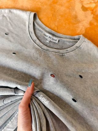 Camiseta gris con mariposa