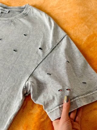 Camiseta gris con mariposa