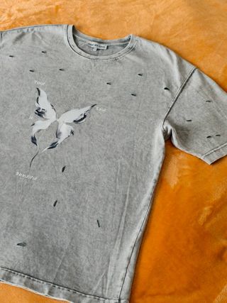 Camiseta gris con mariposa