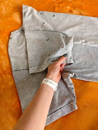 Camiseta gris con mariposa