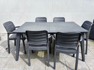 Mesa de jardín de plástico gris