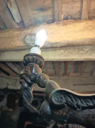 Espectacular Lámpara de araña  tallada a mano.