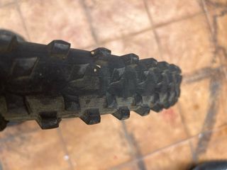 Llanta 27.5 delantera con cubierta V-Brake