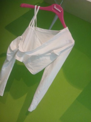 Top blanco asimétrico manga larga