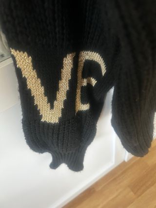 Jersey negro con detalles dorados