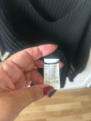 Jersey negro con detalles dorados