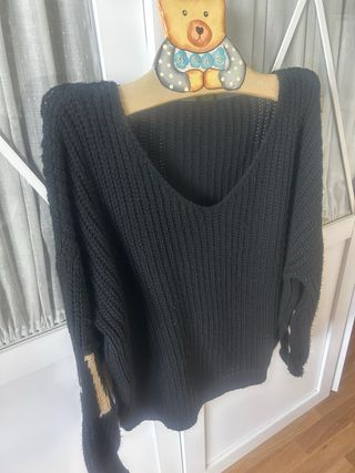 Jersey negro con detalles dorados