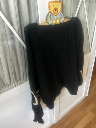 Jersey negro con detalles dorados