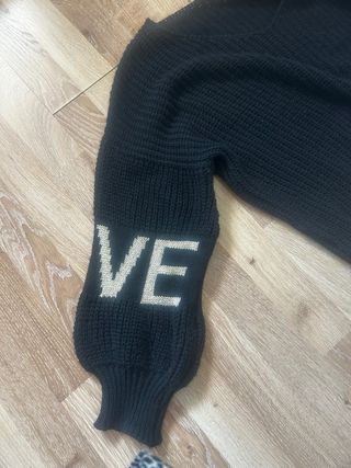 Jersey negro con detalles dorados