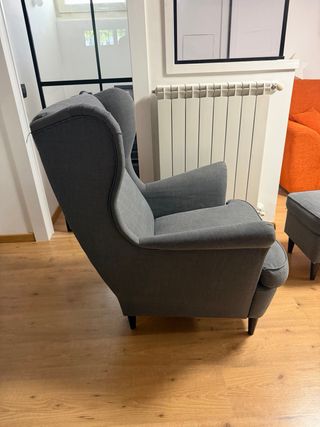 Poltrona Ikea grigia con poggiapiedi