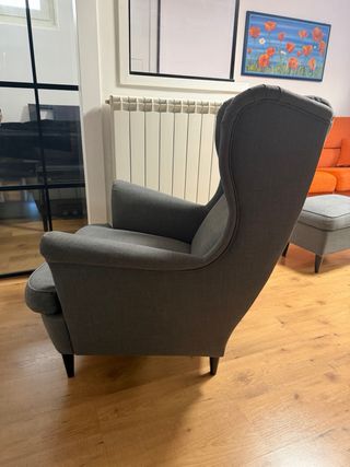 Poltrona Ikea grigia con poggiapiedi