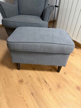 Poltrona Ikea grigia con poggiapiedi