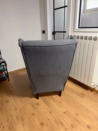 Poltrona Ikea grigia con poggiapiedi