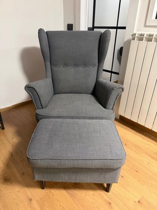 Poltrona Ikea grigia con poggiapiedi