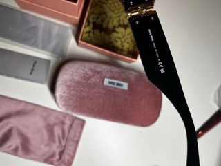 Occhiali da sole Miu Miu neri e oro