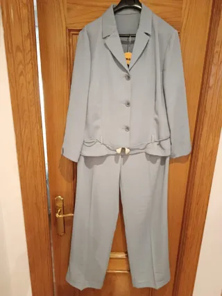 Traje gris de chaqueta y pantalón