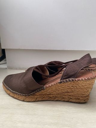 Alpargatas cuña chocolate efecto satinado