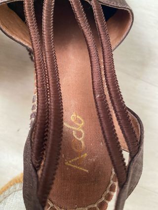 Alpargatas cuña chocolate efecto satinado