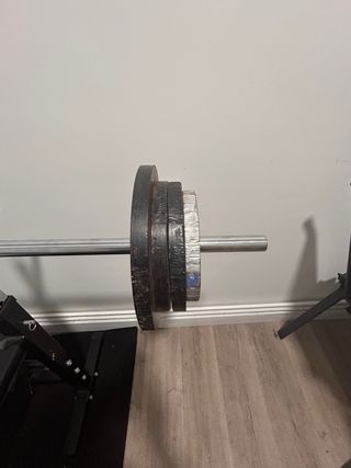 Banco de pesas, barra y discos