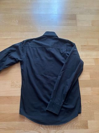Camisa negra de hombre. Un básico imprescindible