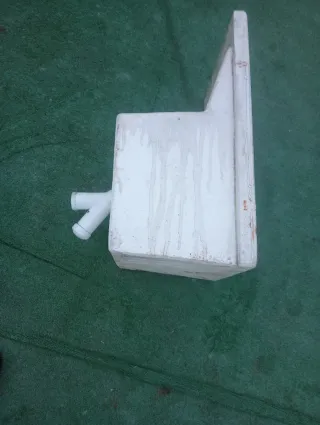 Pila de lavar de cemento con lavadero