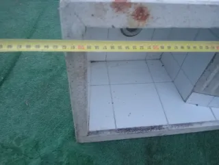 Pila de lavar de cemento con lavadero